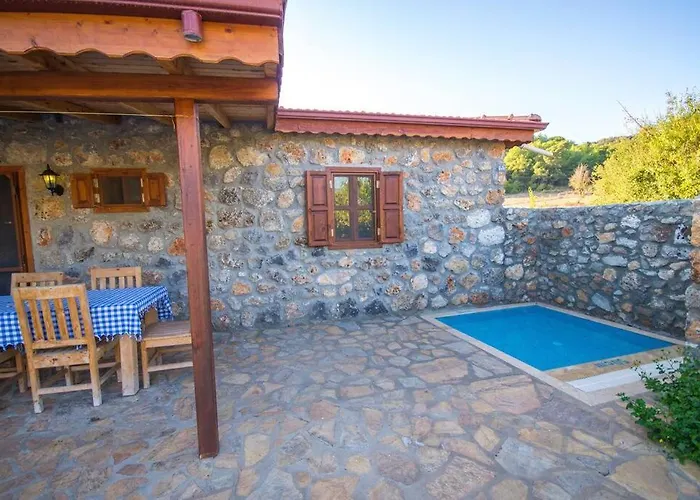 Havuzu Korunakli Jakuzili Villa Kinali の写真